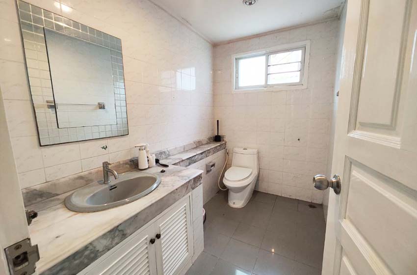 House with Shared Pool in Srinakarin 